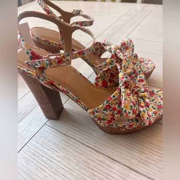 Lauren Conrad Spring Floral Print platform sandals w/ ankle strap. Size 10 - Picture 8 of 10